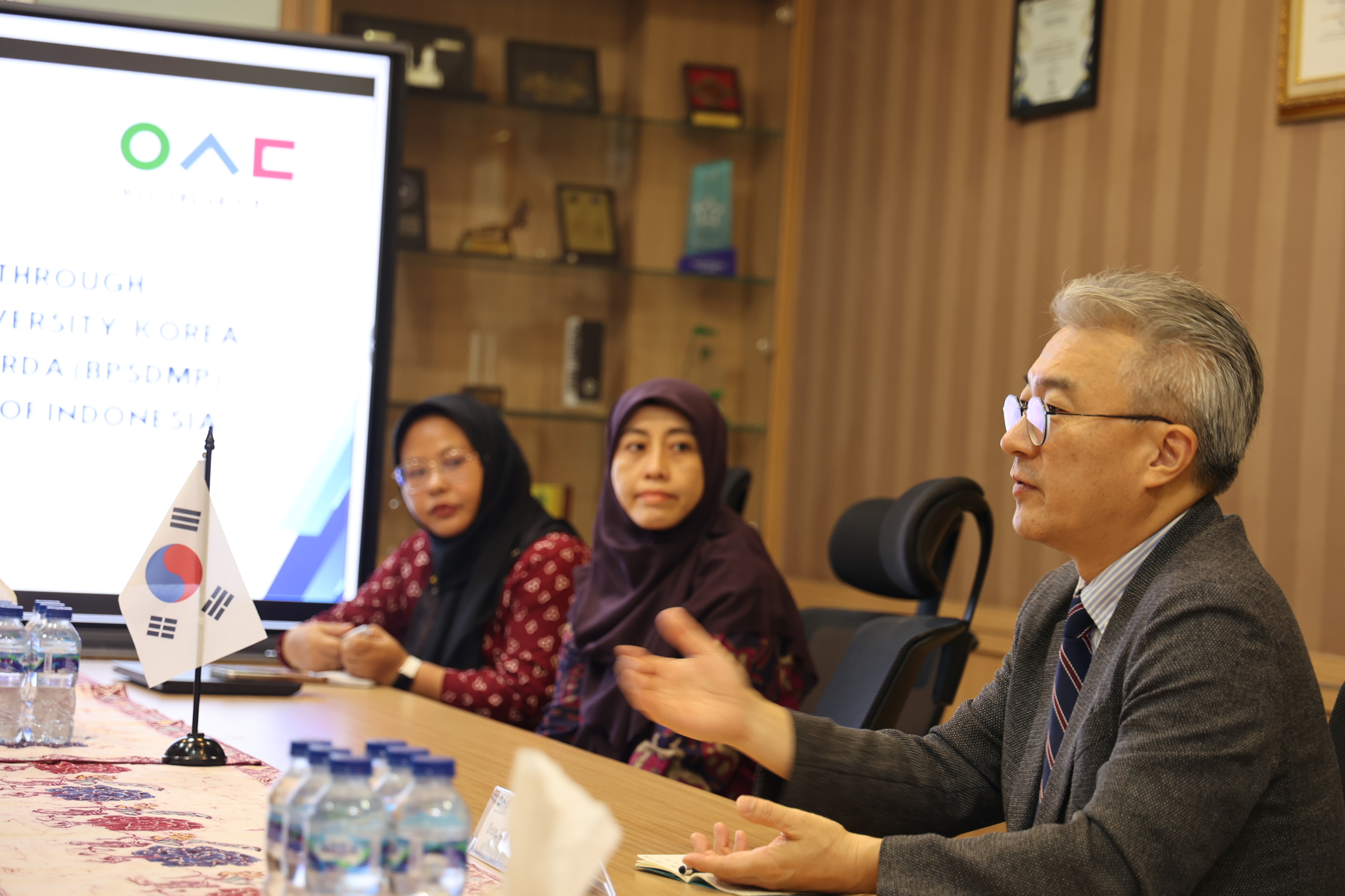 Dekan Yoo-Taek Lee menjelaskan bahwa Woosong University adalah institusi pendidikan yang berspesialisasi dalam teknologi mutakhir, didukung oleh metode pengajaran yang praktis dan inovatif, serta visi global untuk mencetak pemimpin di era digital. "Berbekal spesialisasi dan keunggulan teknologi, Woosong University berharap kolaborasi dengan BPSDMP dapat terwujud. Melalui kemitraan ini, kedua pihak dapat saling bertukar pengetahuan dan praktik terbaik, yang akan menghasilkan manfaat bersama bagi Indonesia maupun Korea Selatan," jelas Dr. Lee.