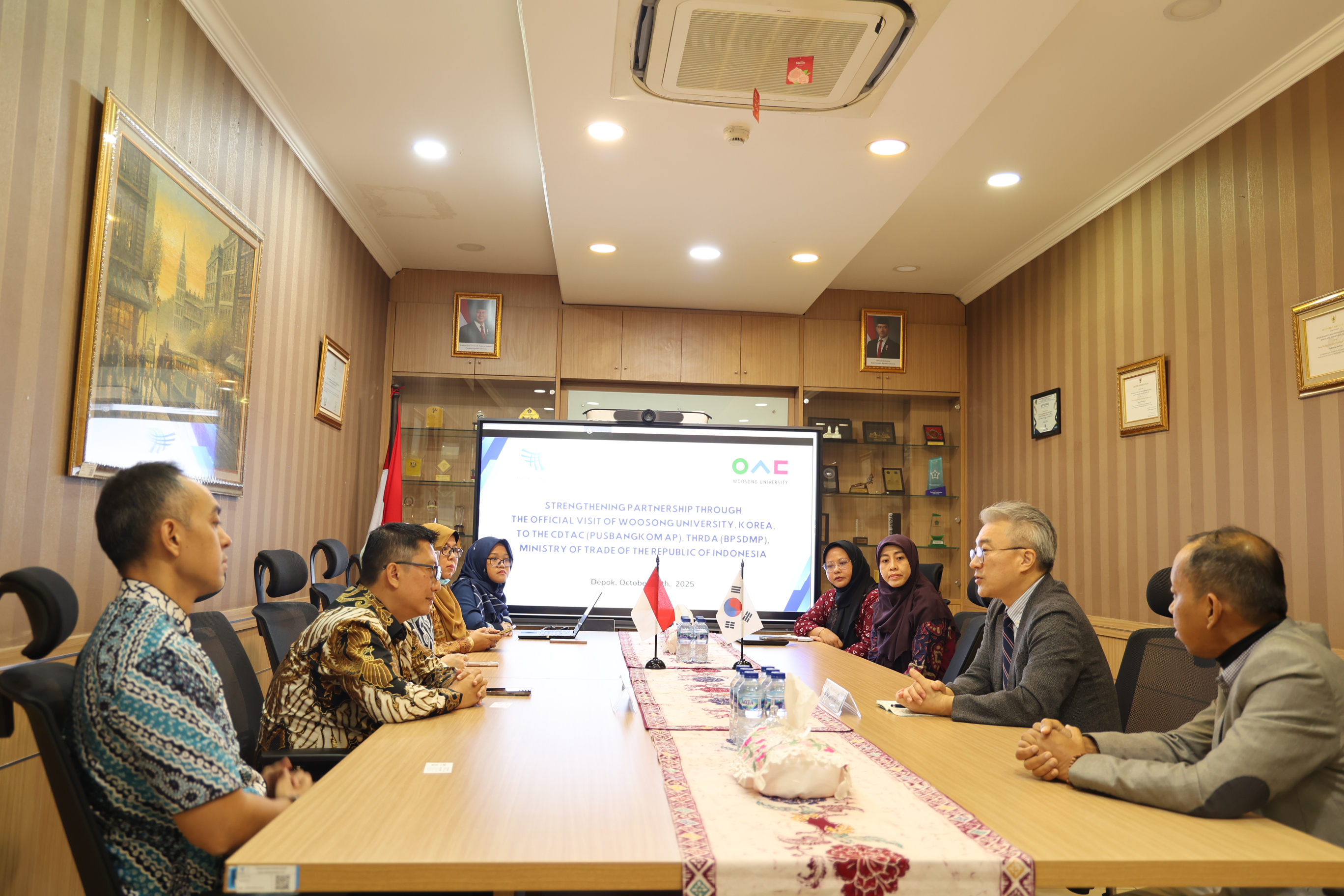 Penjajakan kerja sama ini berfokus pada upaya kolaboratif untuk memperkuat kompetensi SDM dalam menghadapi Revolusi Industri 4.0, di mana keahlian teknologi dan inovasi menjadi kunci utama. Pertemuan ini diharapkan menjadi fondasi awal menuju pembentukan kemitraan jangka panjang yang tidak hanya memperkuat kolaborasi kelembagaan, tetapi juga memperdalam pemahaman dan persahabatan antara Indonesia dan Korea Selatan dalam semangat pembelajaran dan inovasi.